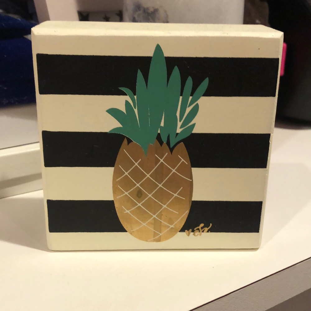 Pineapple Box Sign